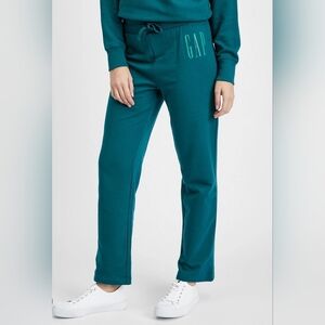 NWT! GAP, Straight Leg Logo Sweatpants, Size Small